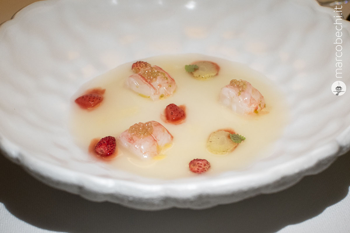 Scampi, fragole e pomodoro