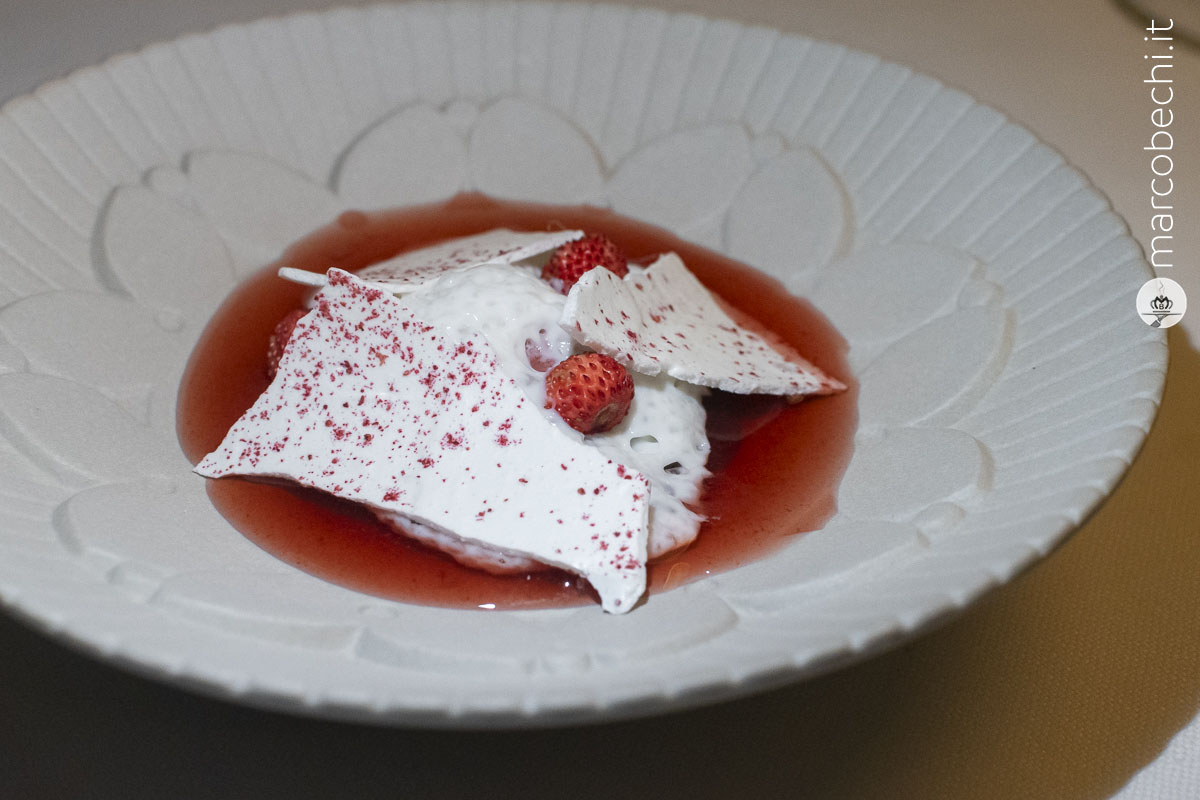 Fragole affumicate, caprino e veli di meringhe