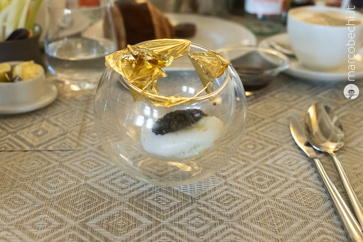 L'uovo al caviale e foglia d'oro