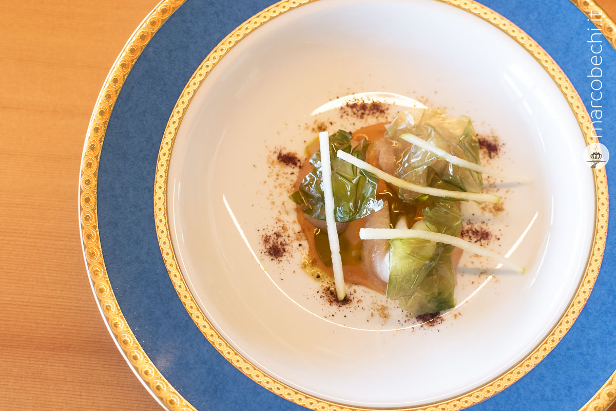 Ricciola, salsa di rosa canina, lattuga di mare caramellata