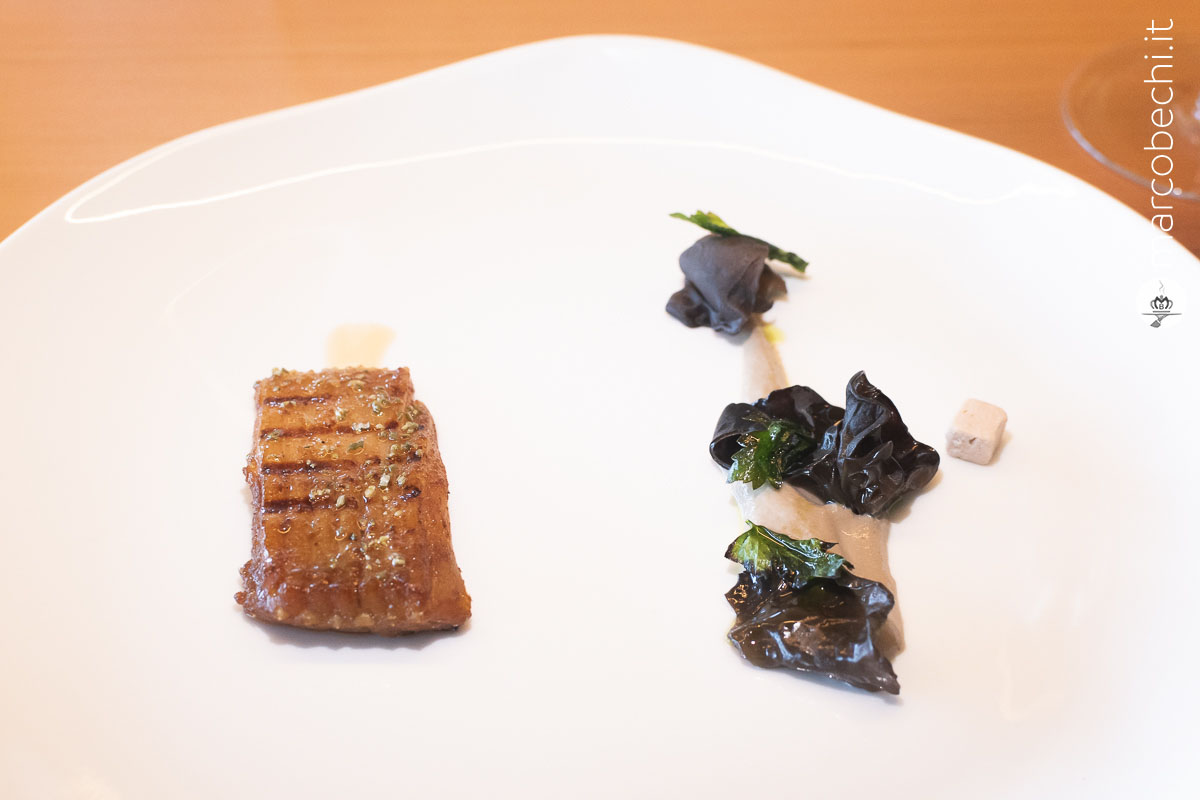 Trancio di razza ai carboni, fungo orecchio di giuda e tofu di mandorla