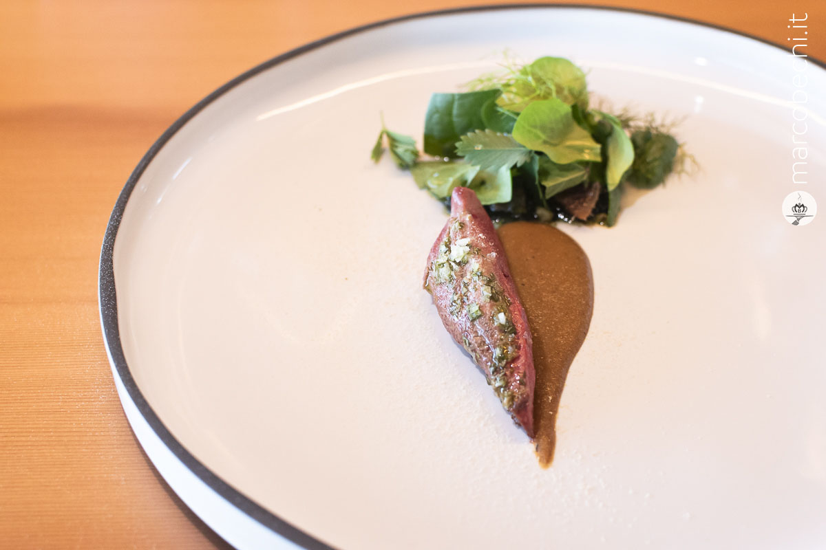 Piccione con la salsa delle sue ossa, pesto di alga, grattata di spina di rombo liofilizzata