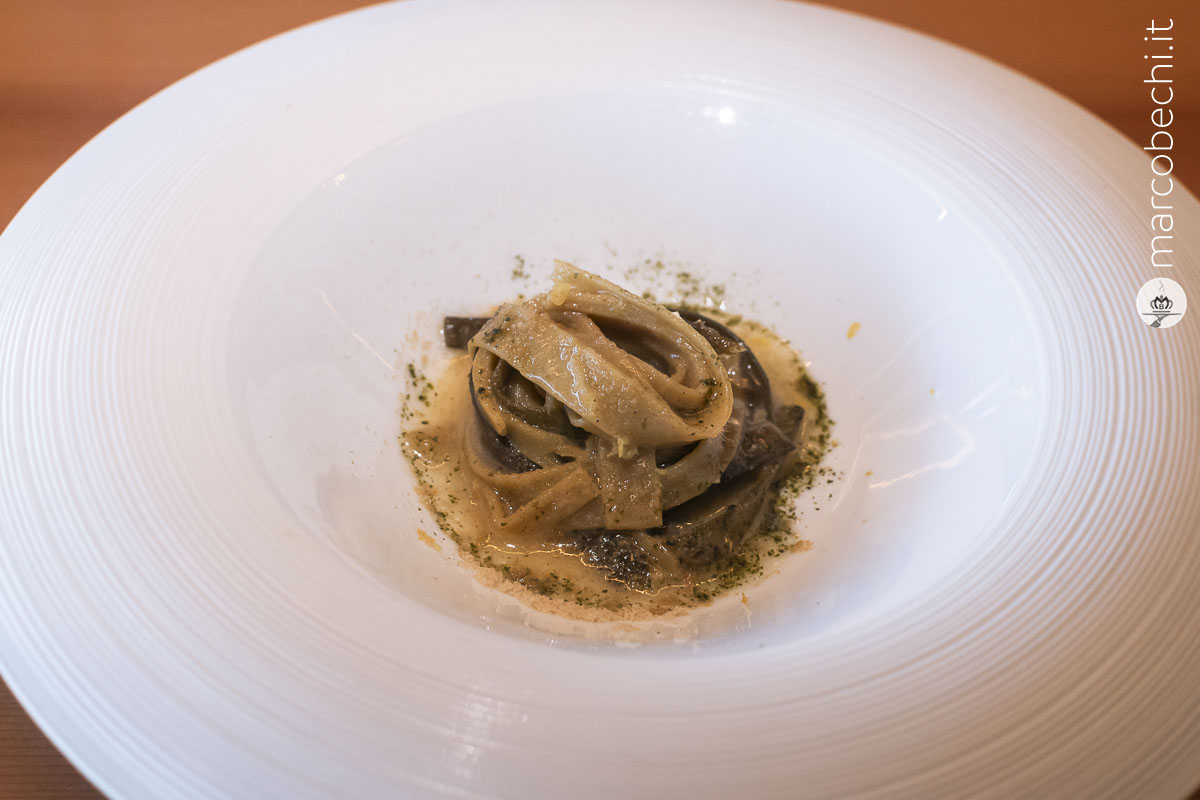 Paglia e fieno, pasta con spine di rombo e alga spaghetto, burro acido e colatura di alici