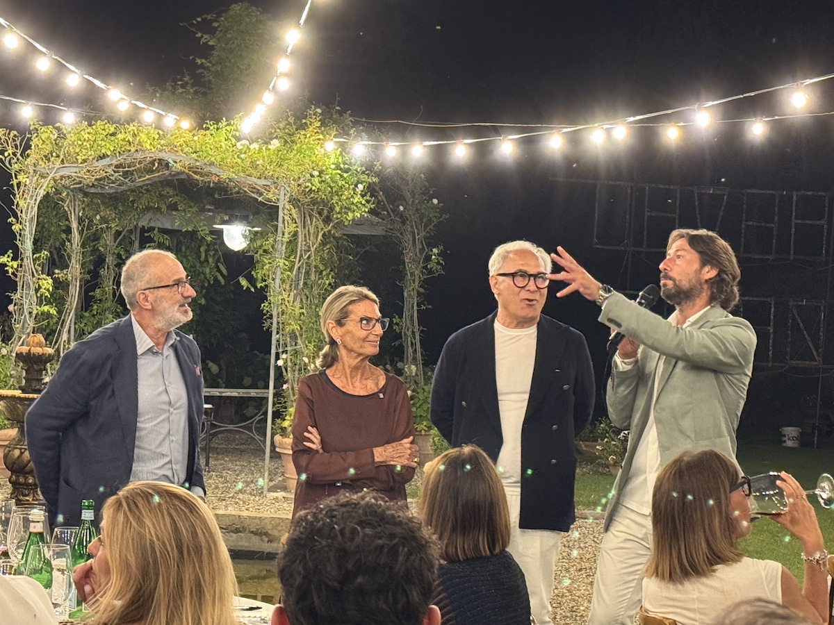 La signora Rossetti con Maurizio Menichetti di Caino e Giovanni Trovato di Arnolfo presentati da Manuele Verdelli