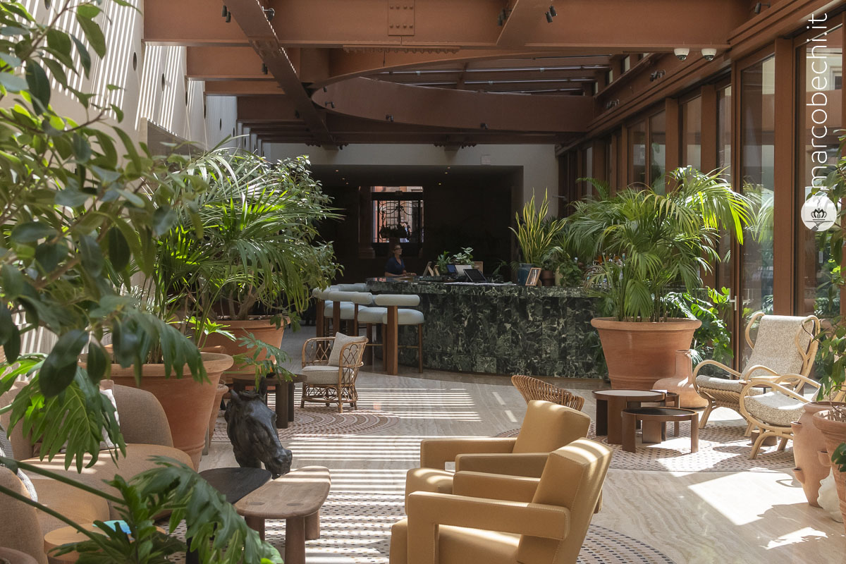 Il salone all'ingresso di Six Senses Rome