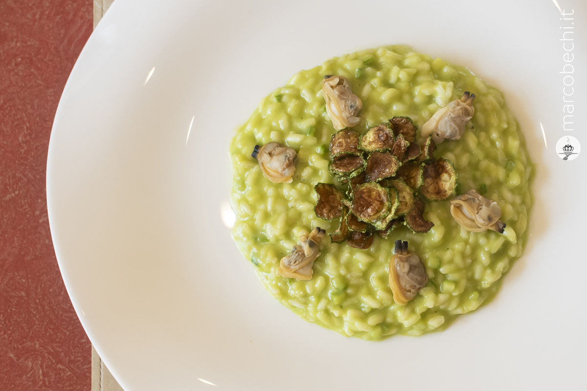 Risotto con crema di zucchine, zucchinecroccanti e vongole