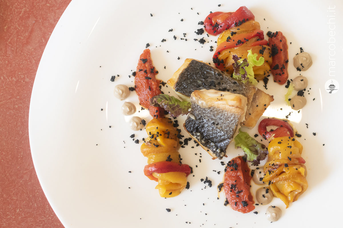 Branzino, olive, acciughe con passata dipomodoro e peperoni