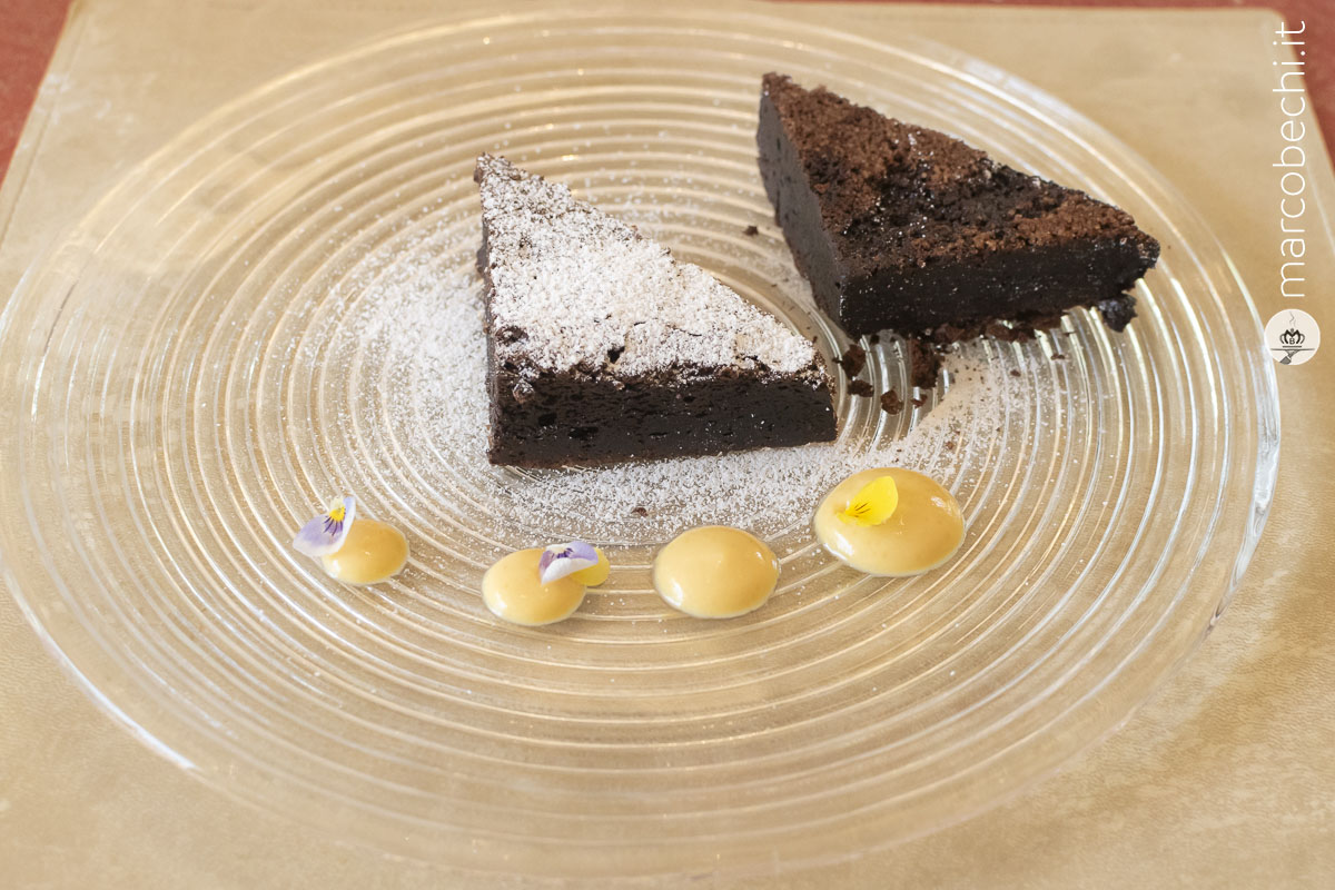 Torta di cioccolato con crema inglese alla nocciola