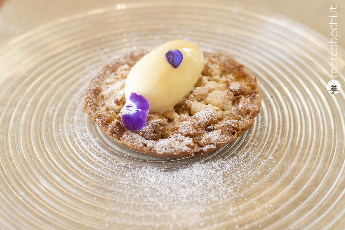 Sbriciolona con mele e gelato alla crema