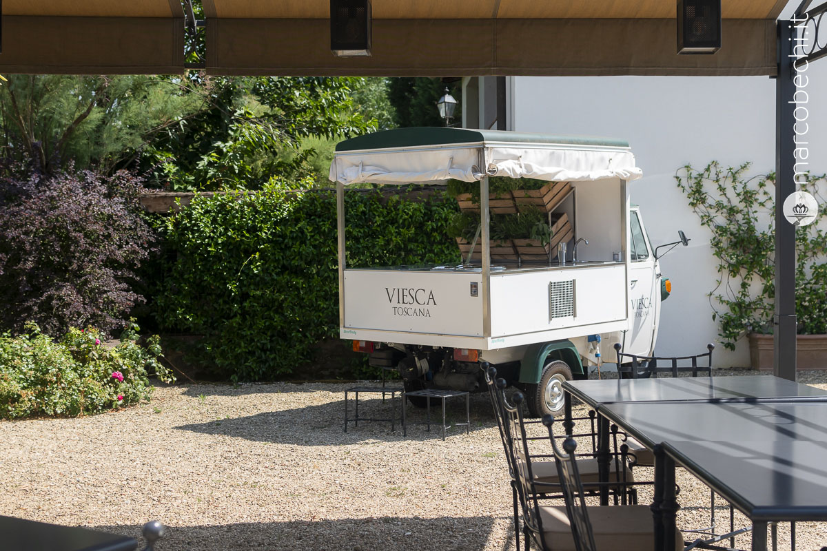 Il dehor dell'Osteria del Borro a Viesca Toscana