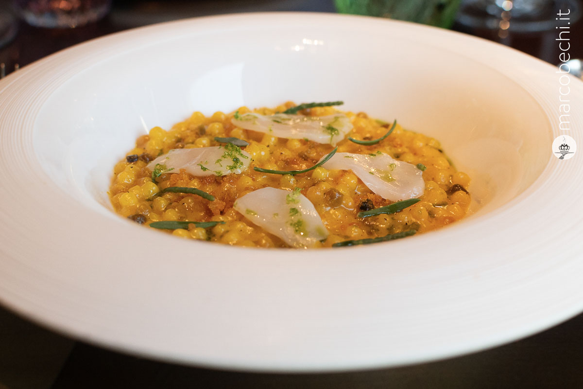 Fregola, salsa allo zafferano, carpaccio di capasanta, bottarga e salicornia