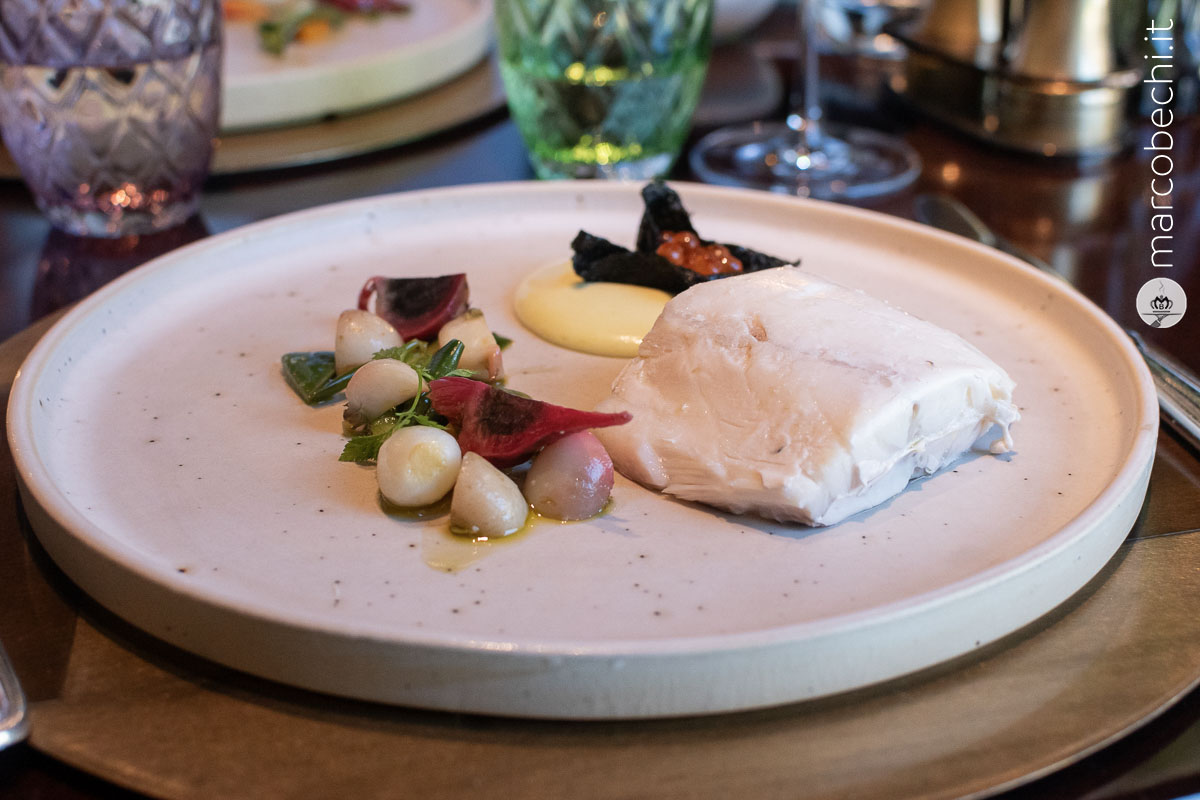 Branzino al vapore, verdure di stagione, maionese al wasabi, chips di alga nori e uova di salmone