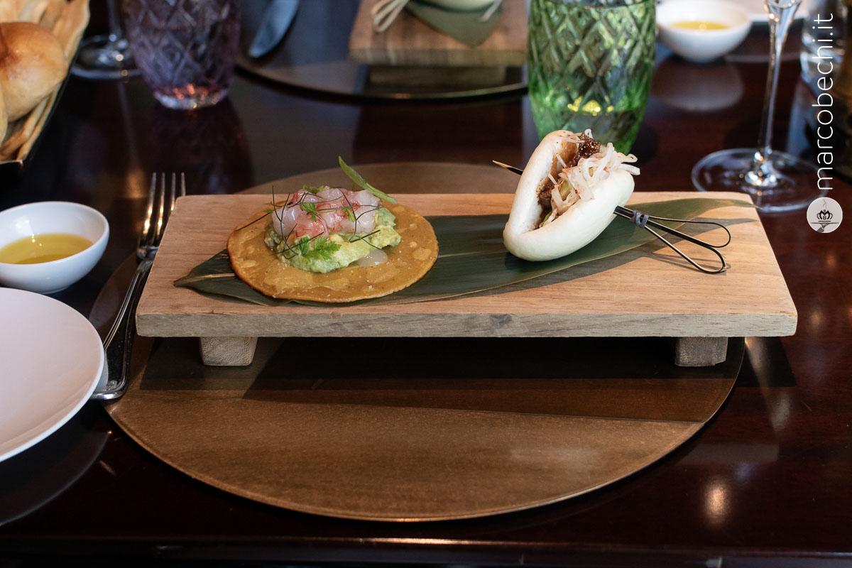 Bao al vapore con maialino in agrodolce e Tostada di gamberi rossi