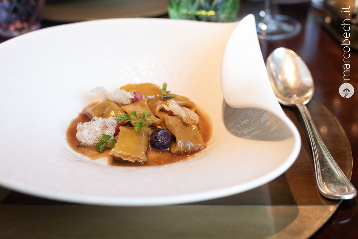 Ravioli del plin ripieni con ragù di "cintale", mirtilli fermentati e chips di nervetti