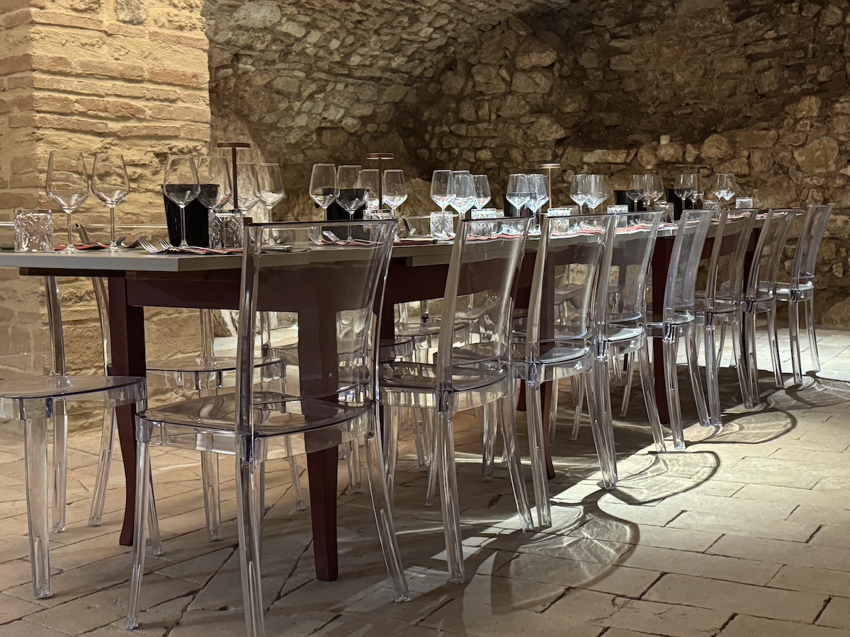 La tavola apparecchiata vicino alla cantina