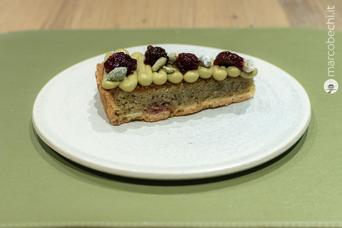 Crostata con frangipane, ciliege e pistacchio