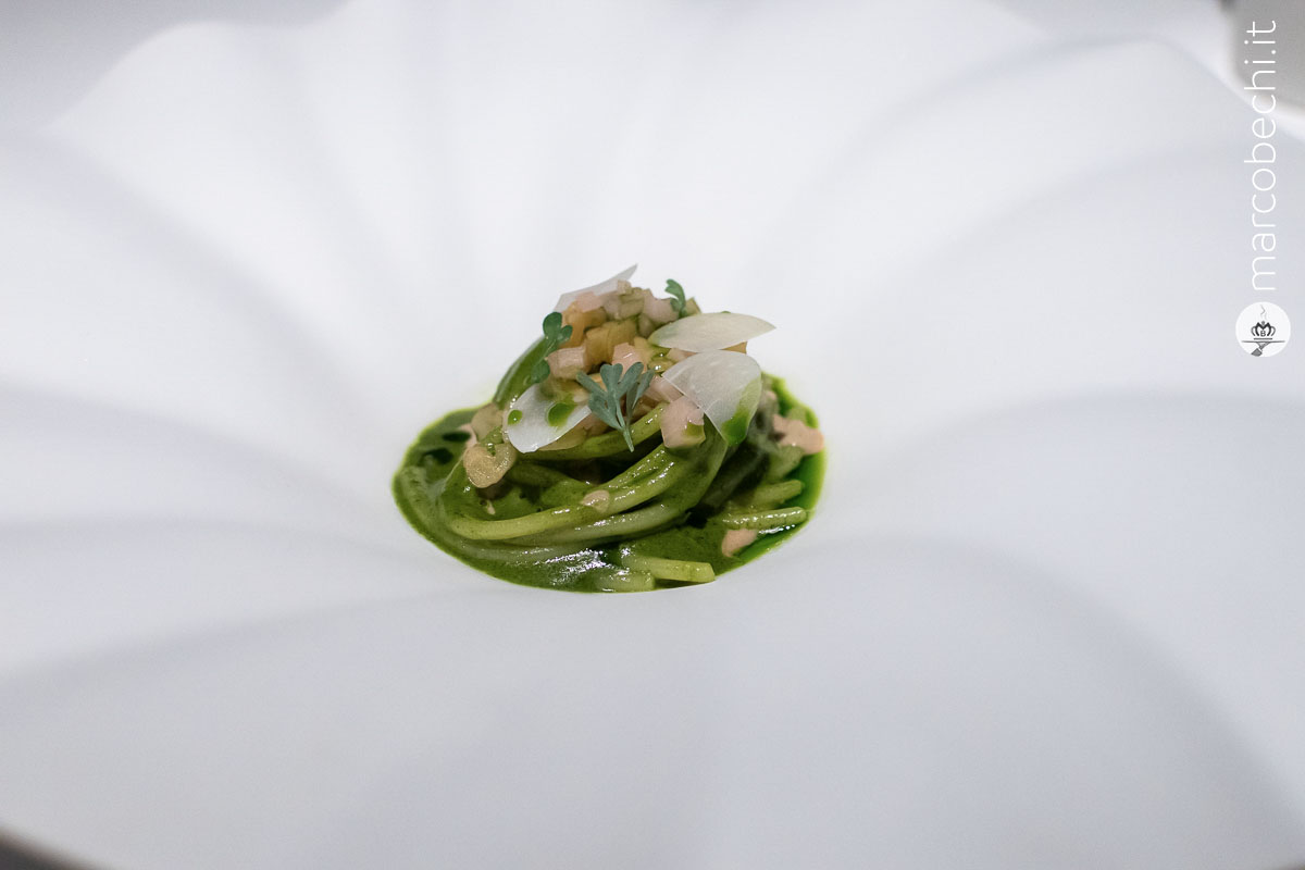 Spaghetti, emulsione alle erbe, crema di noci ed aglione