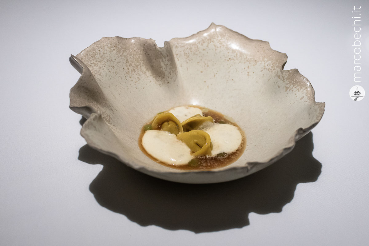 Cappellacci, fagiano in salmi, brodo di funghi e spuma di fonduta