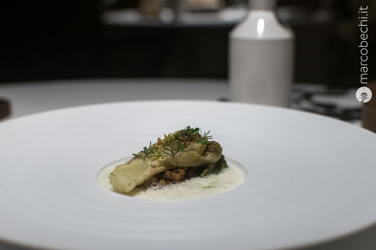 Cuore di lattuga cotto, salsa rancida, lenticchie e limone preservato