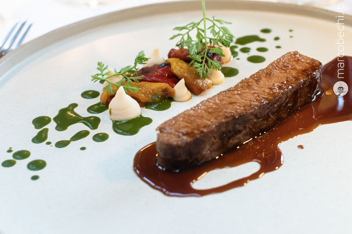 Controfiletto di agnello, peperoni e fagioli