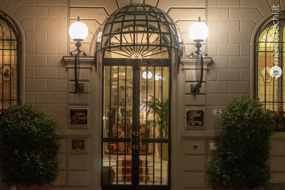 L'ingresso dell'Hotel Regency