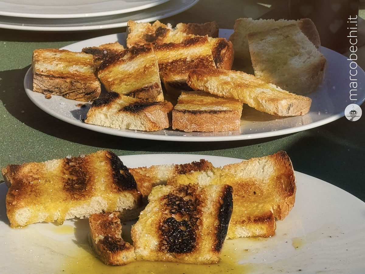L'olio sul pane Toscano