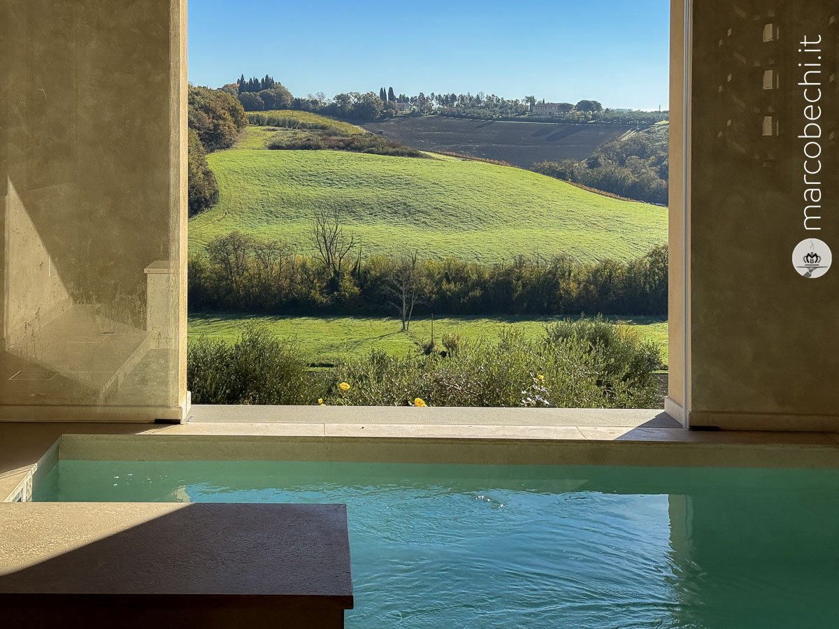 La piscina interna a Villa Petriolo