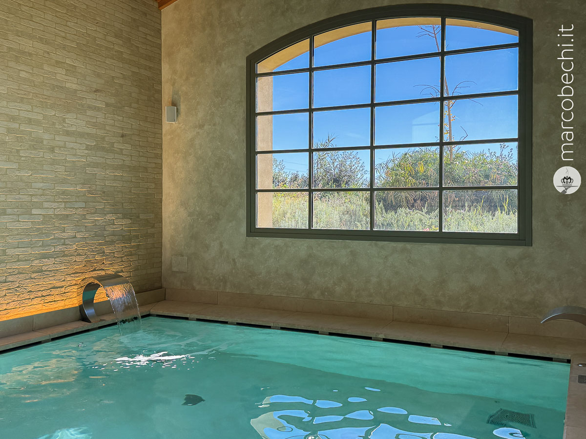 La piscina interna alla Spa a Villa Petriolo