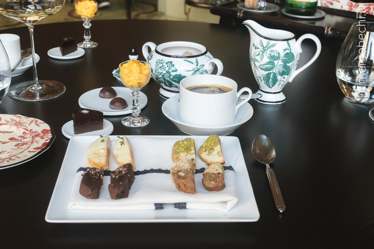 Petit Four e caffè