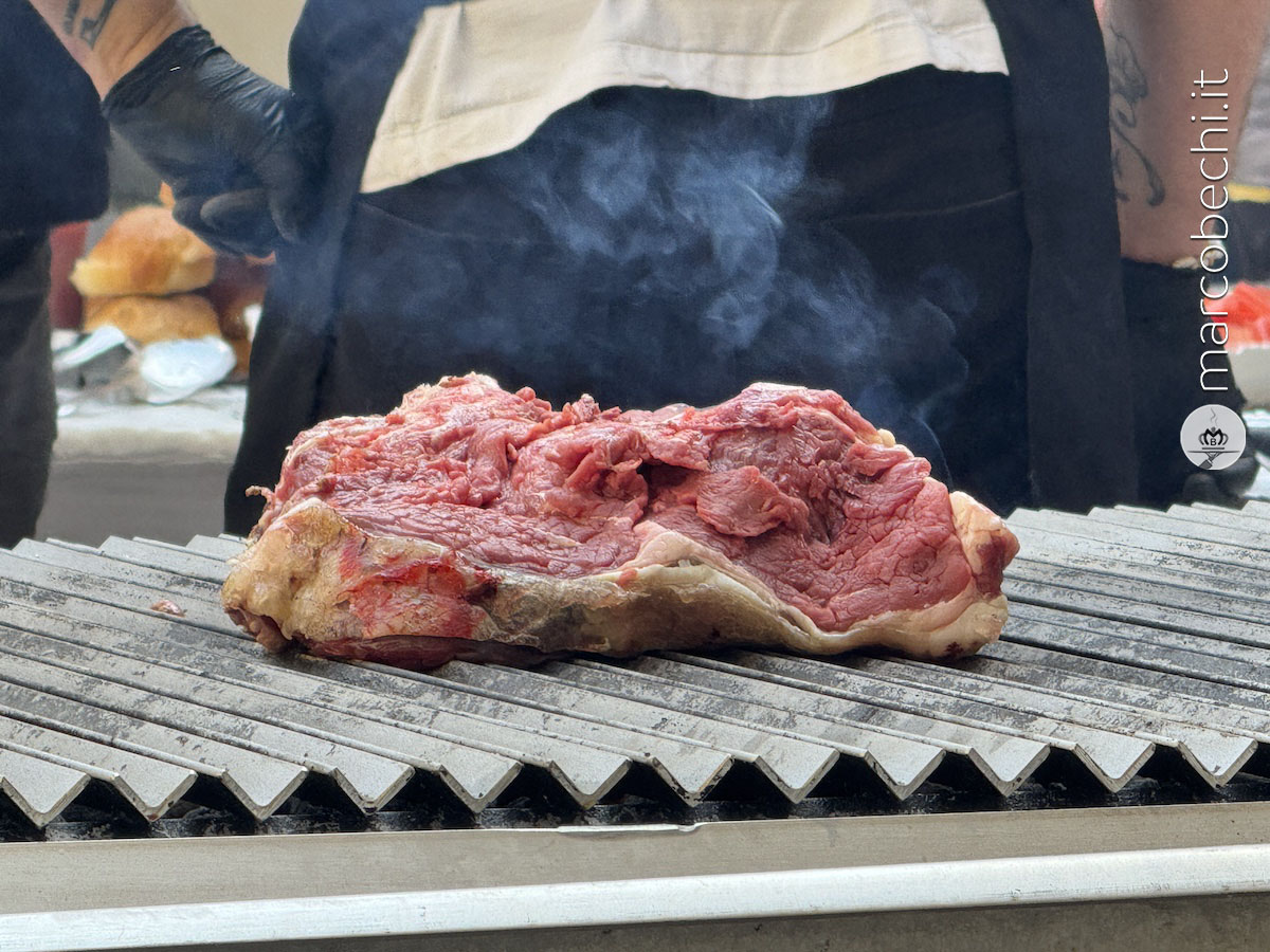 La bistecca di chianina in cottura
