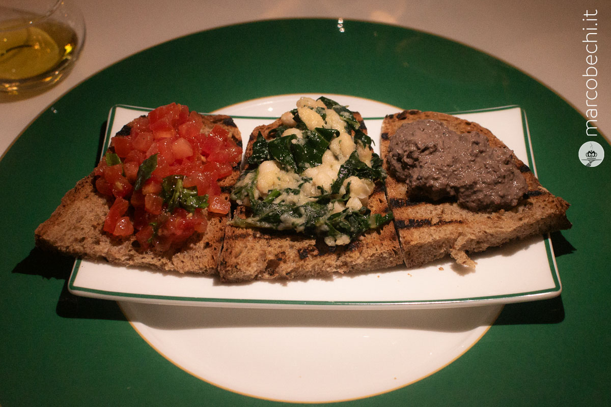 Crostoni toscani Fegatini, pomodori, fagioli e cavolo nero