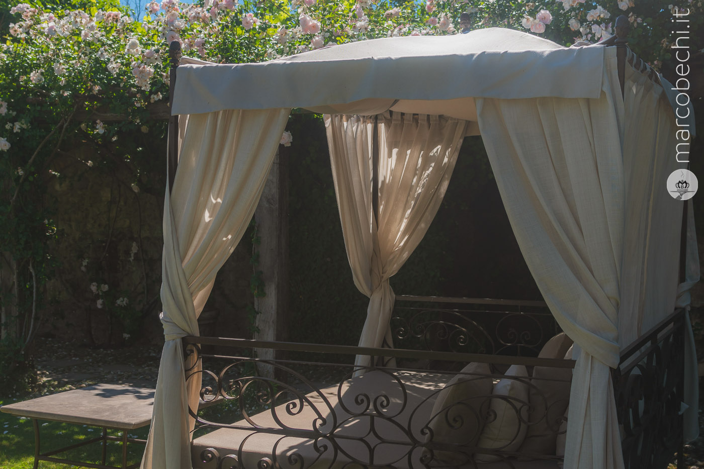 Daybed a baldacchino a Borgo Santo Pietro