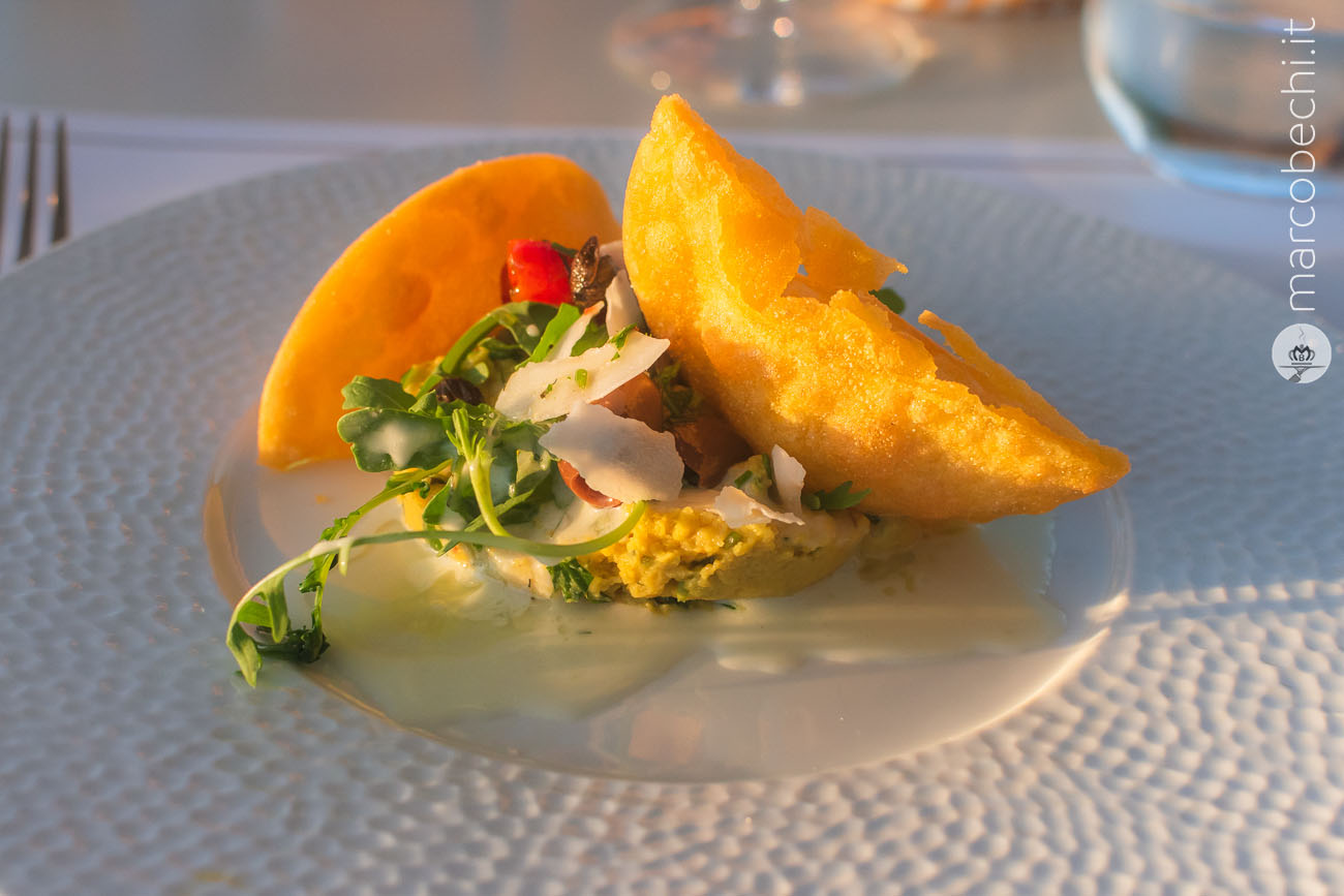 Cremoso di lenticchie al cocco con aglio, peperoncino, pomodori secchi e piadina di mais fritta