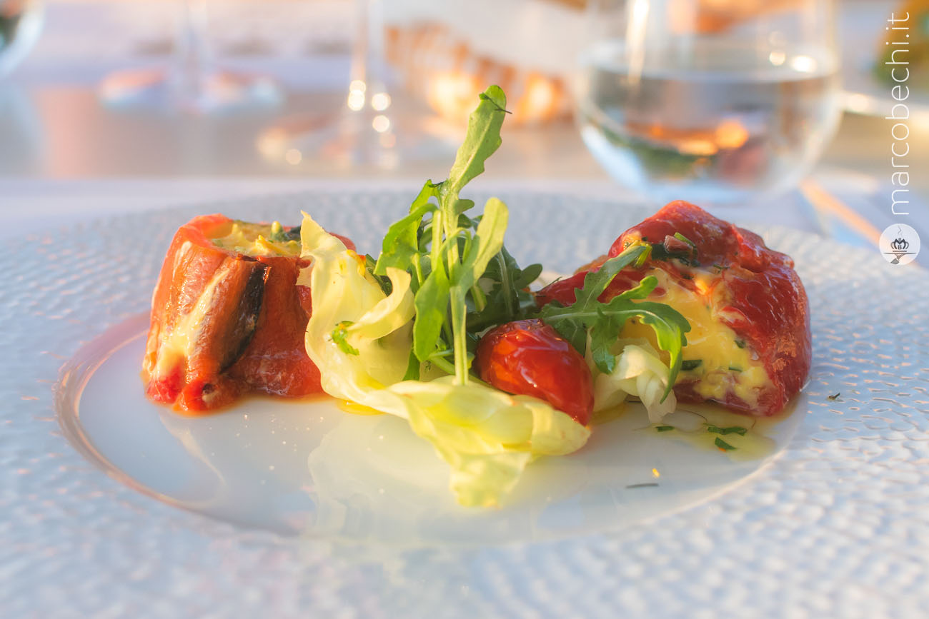 Terrina di peperoni arrosto con crema di yogurt greco allo zafferano e rucola