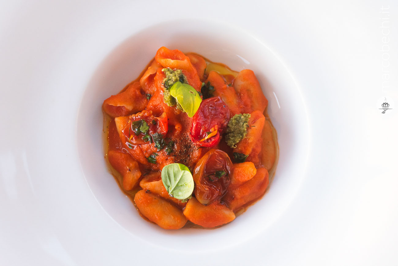 Cavatelli con salsa di pomodoro arrosto, pesto di rucola e datterino confit