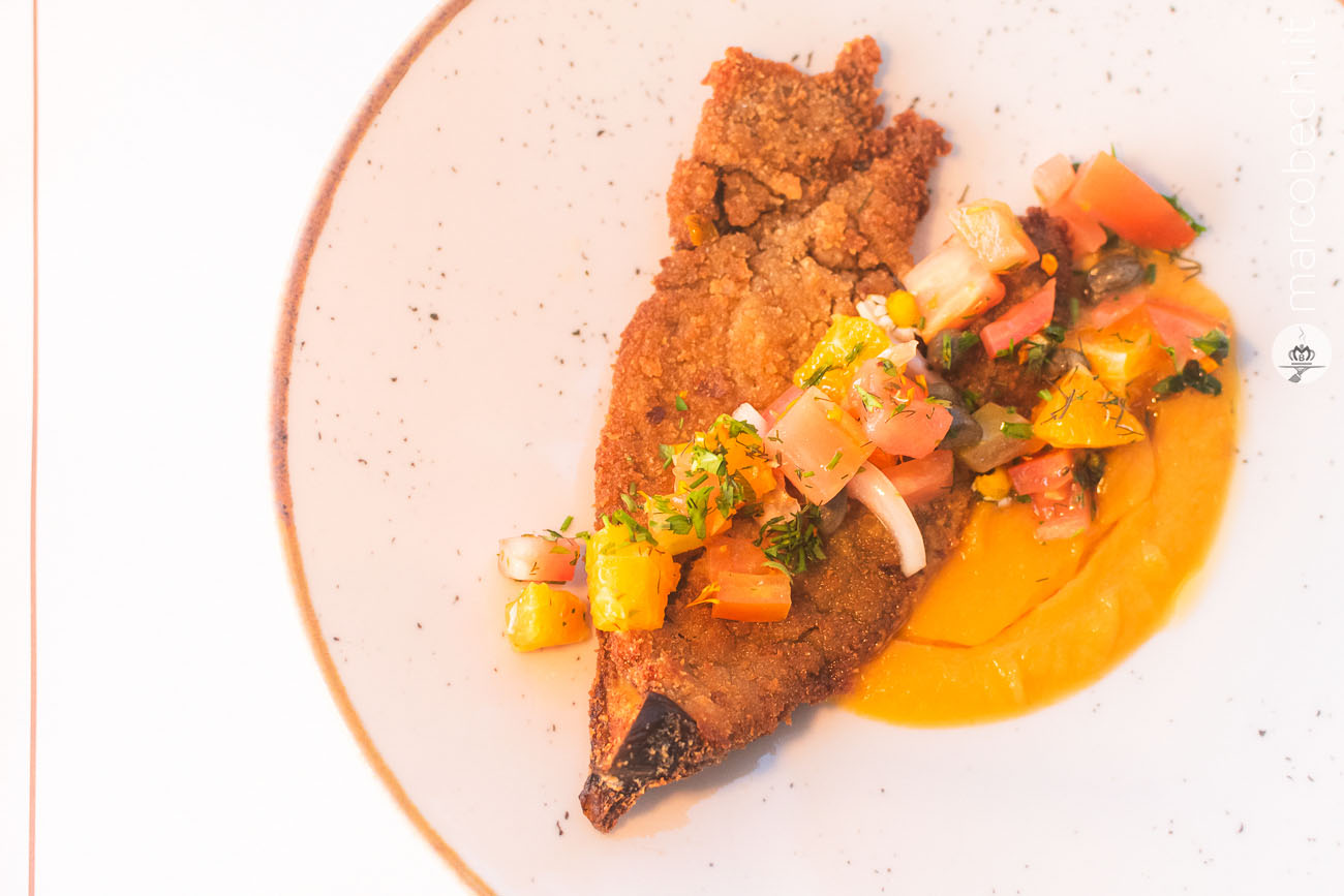 Melanzana impanata e fritta con salsa di datterino giallo, insalata estiva di pomodoro cuore di bue, cipolla rossa e capperi