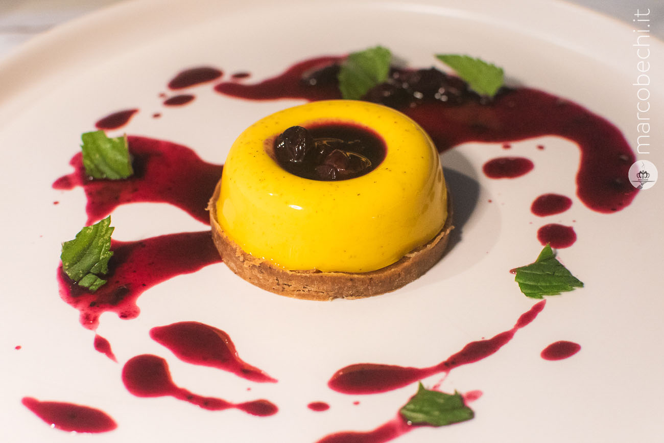 Savarin di panna cotta d'oro, biscotto al cacao e lamponi