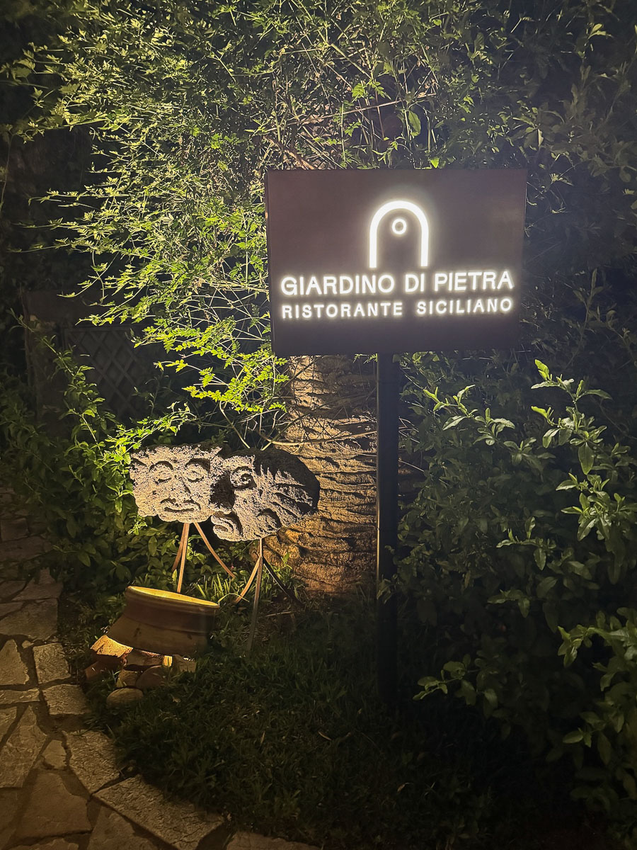L'insegna del Ristorante Il Giardino di Pietra