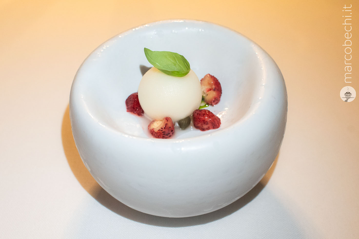 Fragoline, capperi, olio all’alloro e sorbetto di limone