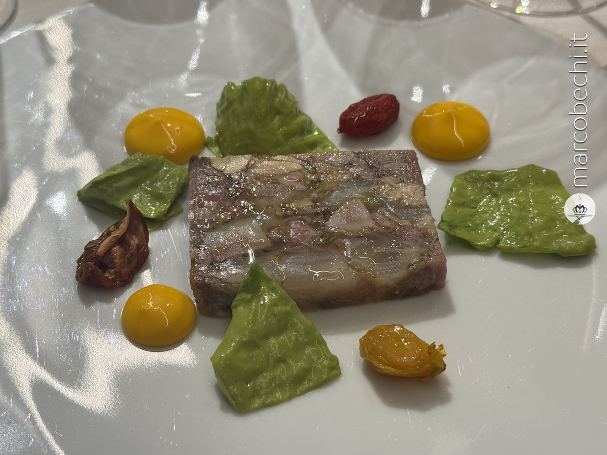 Terrina fredda di bollito misto con canasta al pistacchio, pomodori speziati e bernese allo zafferano