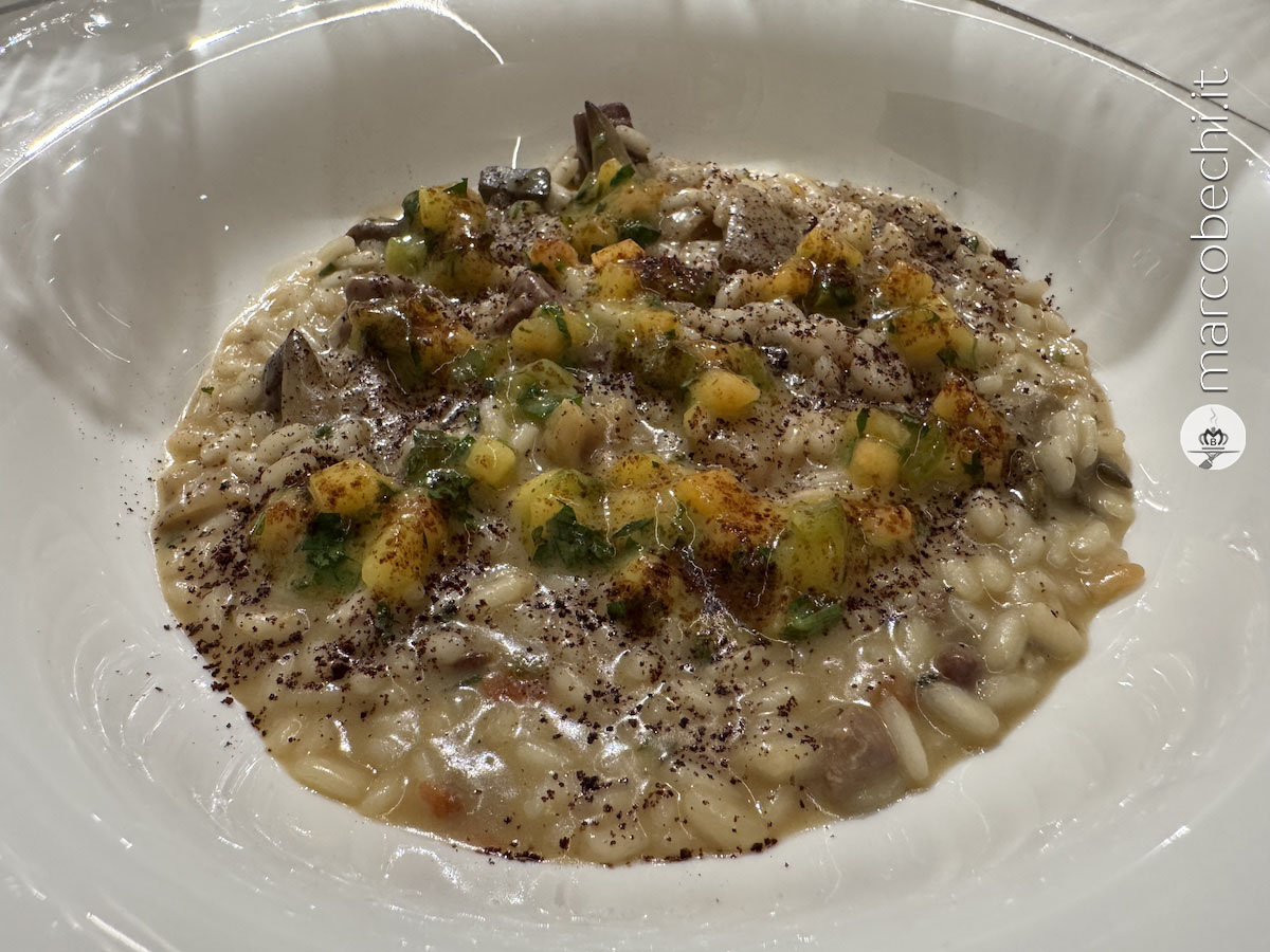 Risotto, fegato grasso, pesche e salsa di frattaglie di pollo