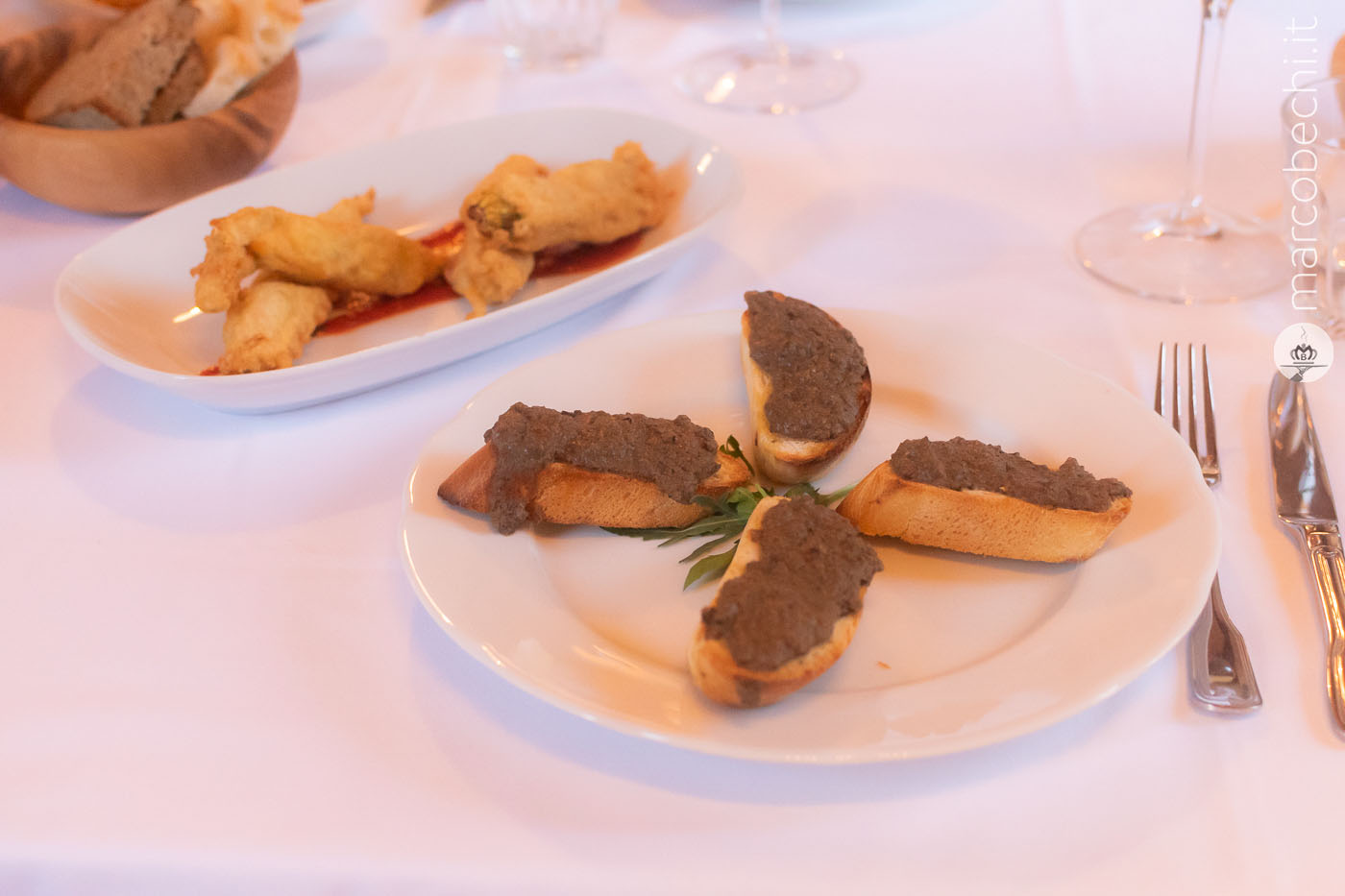 I crostini neri e i fiori di zucca fritti