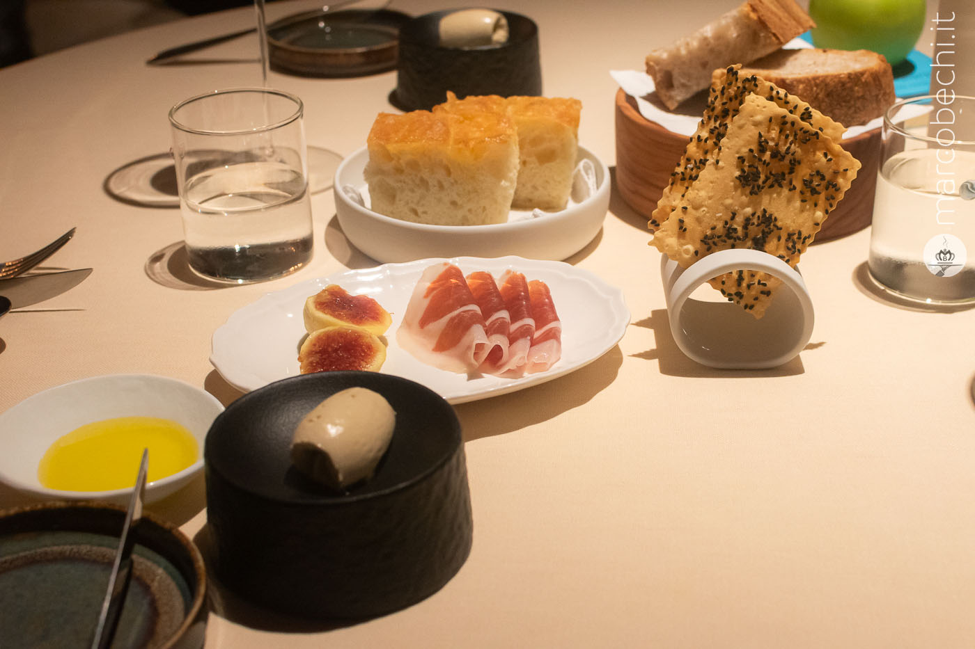 Pane fatto in casa, focaccia, cracker sfogliato e fichi con prosciutto di cinta senese