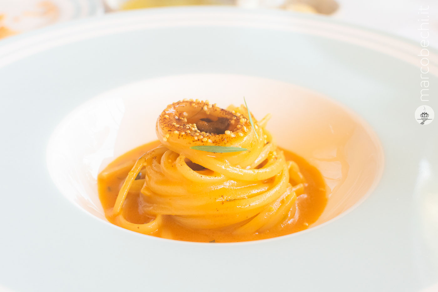 Linguina zafferano aglio nero e riccio di mare