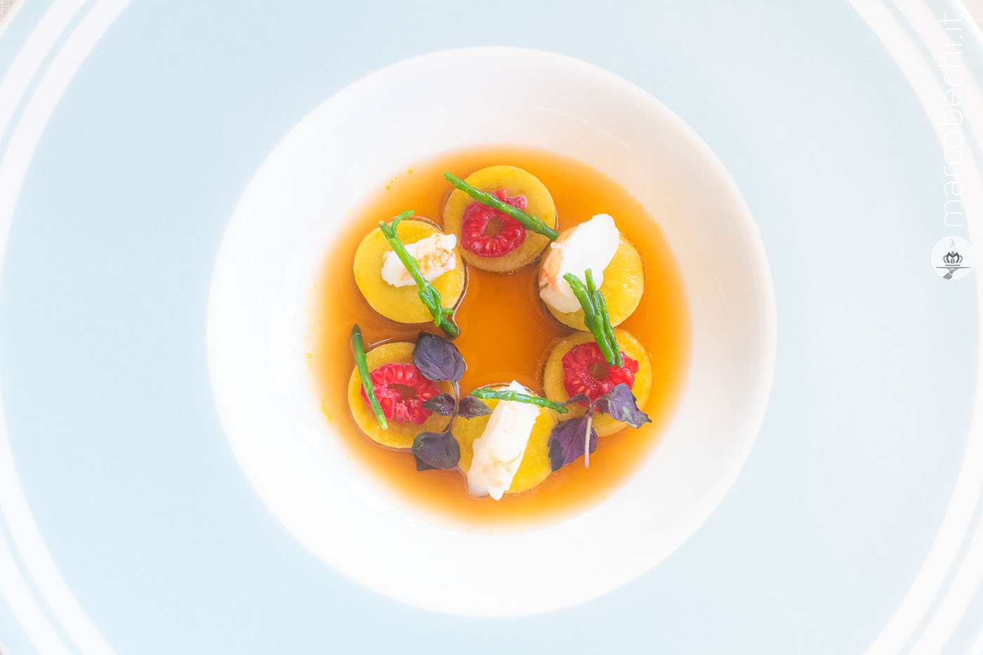 Bottone con pate di fegatini toscani, scampo e consommé di crostacei