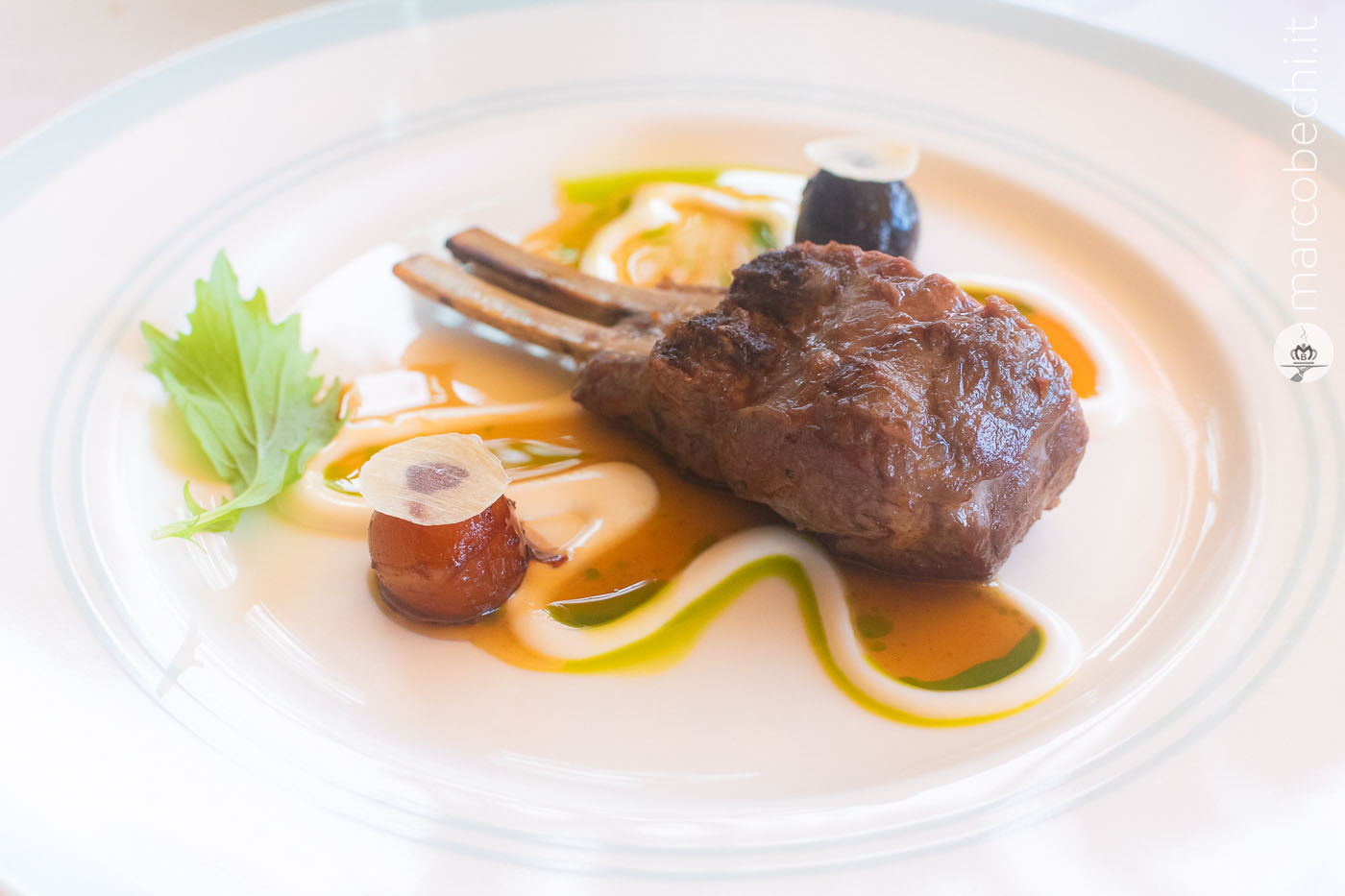 Carre d'agnello, carote glassate al cardamomo e aglione